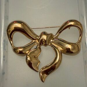 Elegant Gold Bow Brooch (B24)